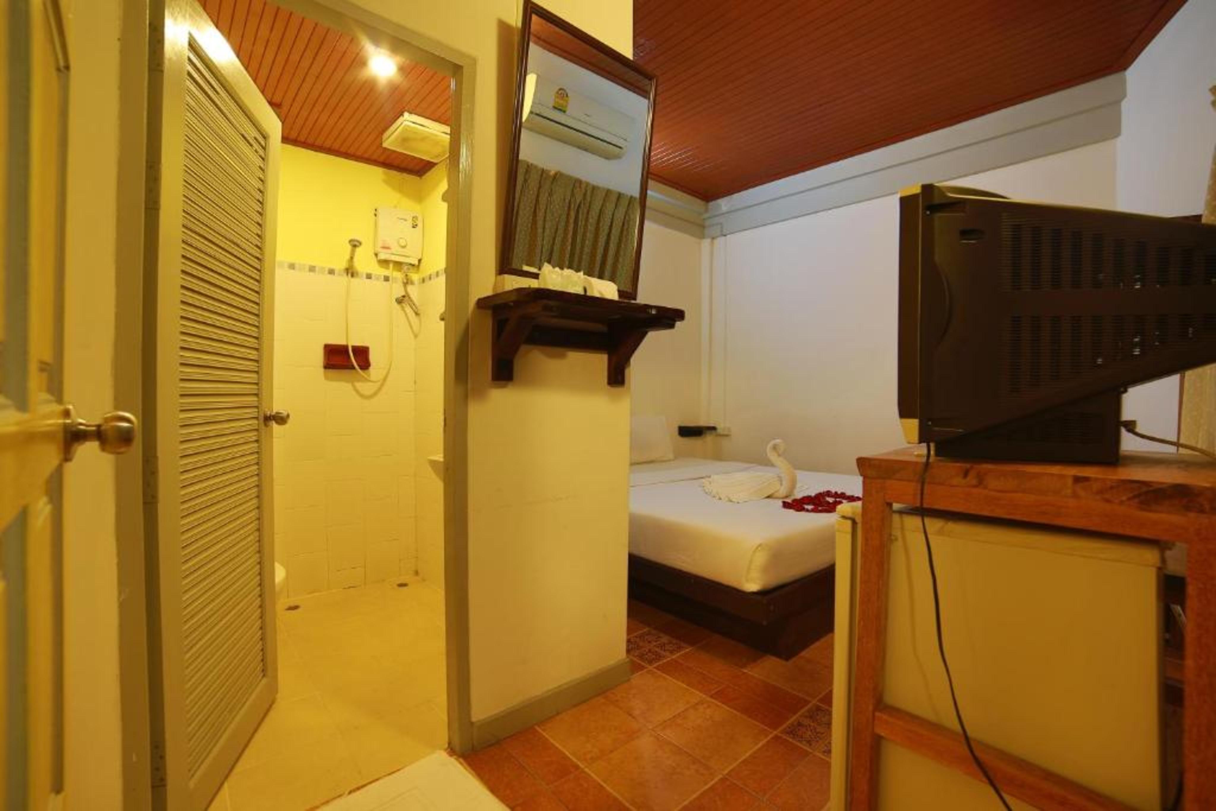 Relax Guesthouse Patong Exterior photo
